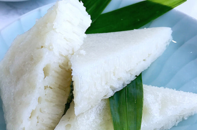 Steamed Rice Cake (白糖糕 Bái Táng Gāo or Pak Tong Gou in Cantonese) is a traditional sweet Chinese steamed rice cake made with rice flour and white sugar.
