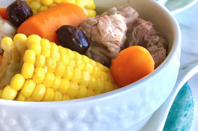 Sweet Corn Pork Rib Soup Recipe: Sweet corn pork rib soups belongs to the 煲汤 (Po Tong in Cantonese) class of soups, which are more elaborate and take more than 2.5 hours to simmer. Kids love this soup for its natural sweetness and beautiful colours!