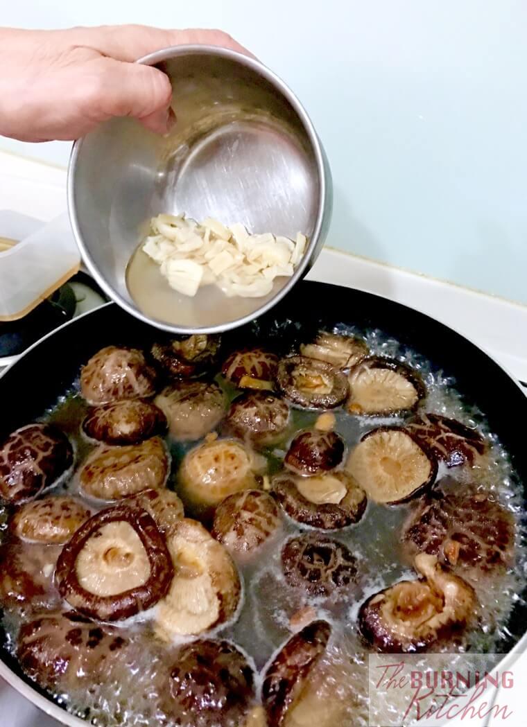 Adding scallop water to braised mushrooms