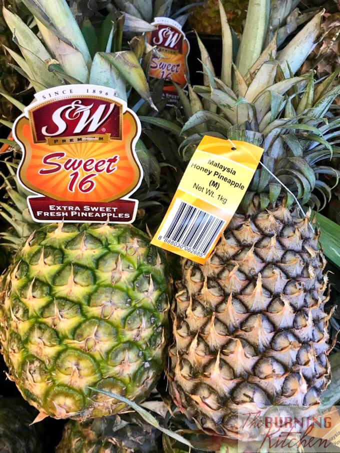 6 Tips on How to Choose Ripe Pineapples: Pineapples are one of the tricky fruits to choose, as you can't always tell from the colour alone whether or not the pineapple is ripe. To choose a good pineapple, you have to make use your different senses.
