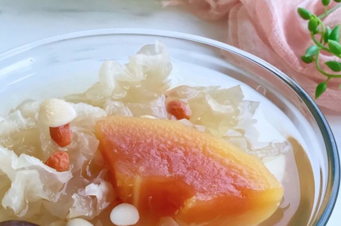 Papaya and Snow Fungus Dessert in a glass bowl