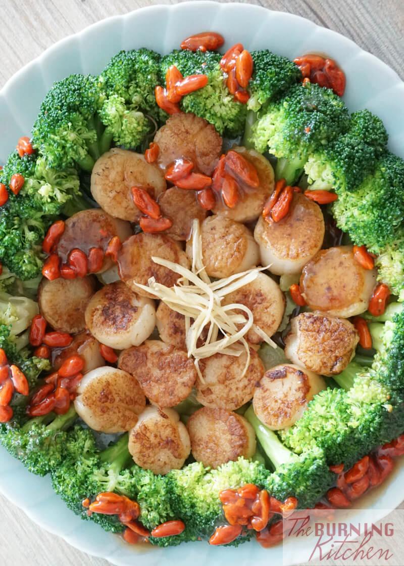 Seared Scallops with Broccoli: Pan-seared golden brown scallops with stir-fried broccoli, drizzled with plump wolfberries and brown sauce.