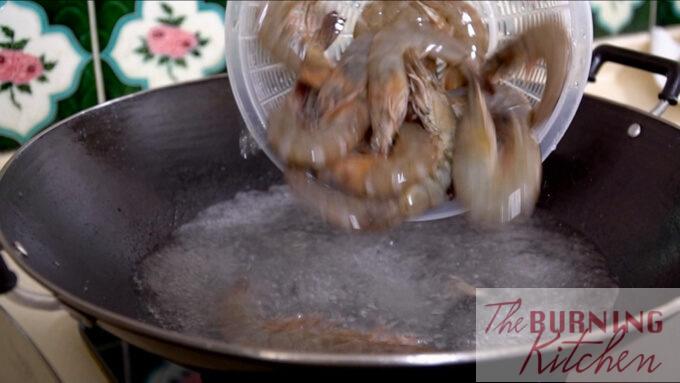 Add to prawns to the wok to be blanched